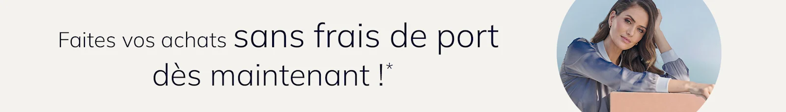 Un mannequin est assis devant des colis, à côté le texte : 'Faites vos achats sans frais de port dès maintenant !'