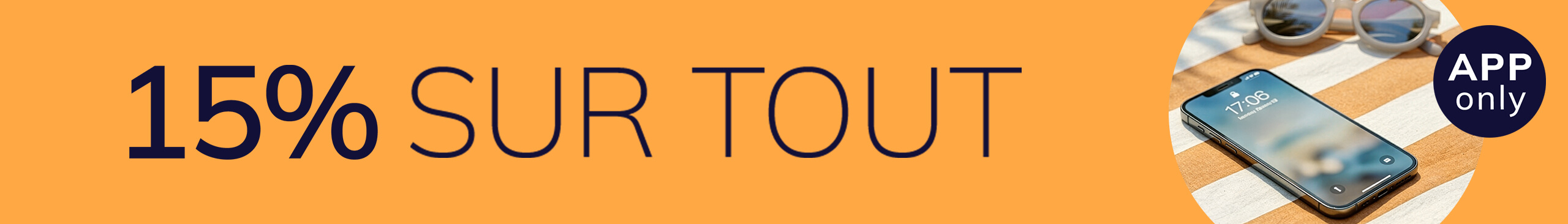 Une publicité avec le texte 15 % sur tout APP only
À gauche, un encadré orange avec le texte publicitaire, à droite un smartphone et des lunettes de soleil sont posés sur une serviette de plage rayée.
