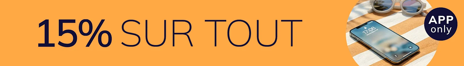 Une publicité avec le texte 15 % sur tout APP only
À gauche, un encadré orange avec le texte publicitaire, à droite un smartphone et des lunettes de soleil sont posés sur une serviette de plage rayée.