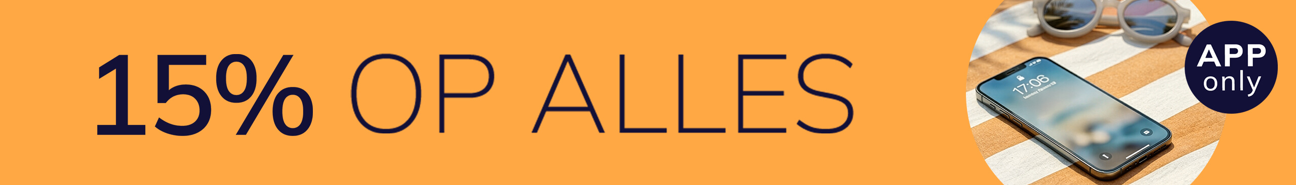Een advertentie met de tekst 15 % op alles APP only
Links staat een oranje vlak met de reclametekst, rechts liggen een smartphone en een zonnebril op een gestreepte strandhanddoek.