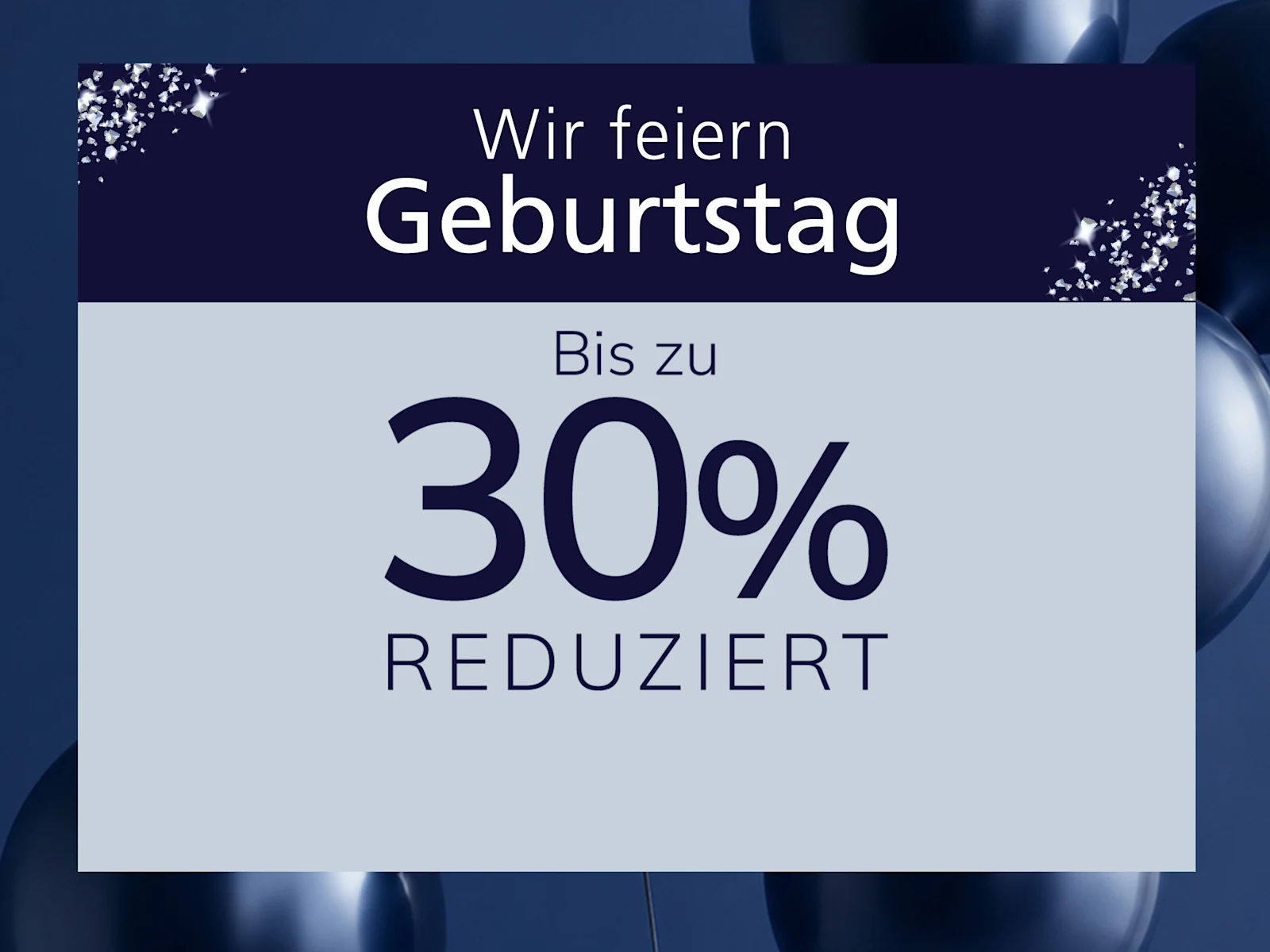 Eine Werbeanzeige mit dem Text: Wir feiern Geburtstag. Bis zu 30 % reduziert und dunkelblauen Ballons im Hintergrund.