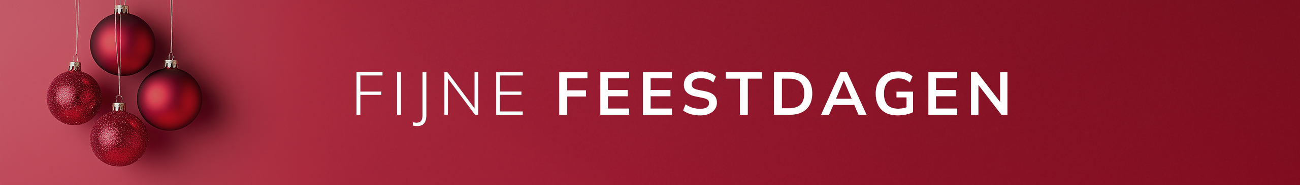 Drie rode kerstballen hangen links, rechts staat de tekst 'FIJNE FEESTDAGEN' op een rode achtergrond.