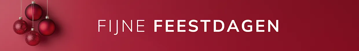 Drie rode kerstballen hangen links, rechts staat de tekst 'FIJNE FEESTDAGEN' op een rode achtergrond.