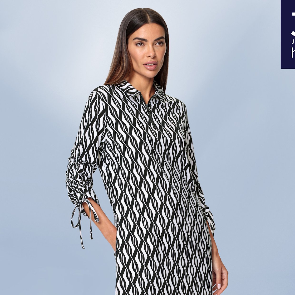 Ein Model trägt ein schwarz-weiß gemustertes Kleid mit gerafften Ärmeln. Oben rechts: Logo '30 JAHRE heine'. Ein Model trägt ein schwarz-weiß gemustertes Kleid mit gerafften Ärmeln. Oben rechts: Logo '30 JAHRE heine'.