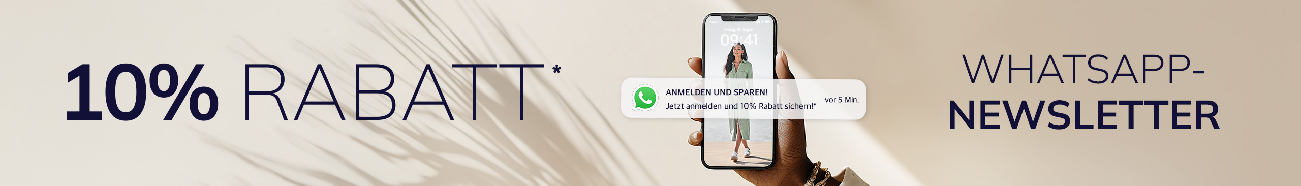 Hand hält Smartphone. Text: 'WHATSAPP-NEWSLETTER: 10% RABATT* ANMELDEN UND SPAREN! Jetzt anmelden und 10% Rabatt sichern!'