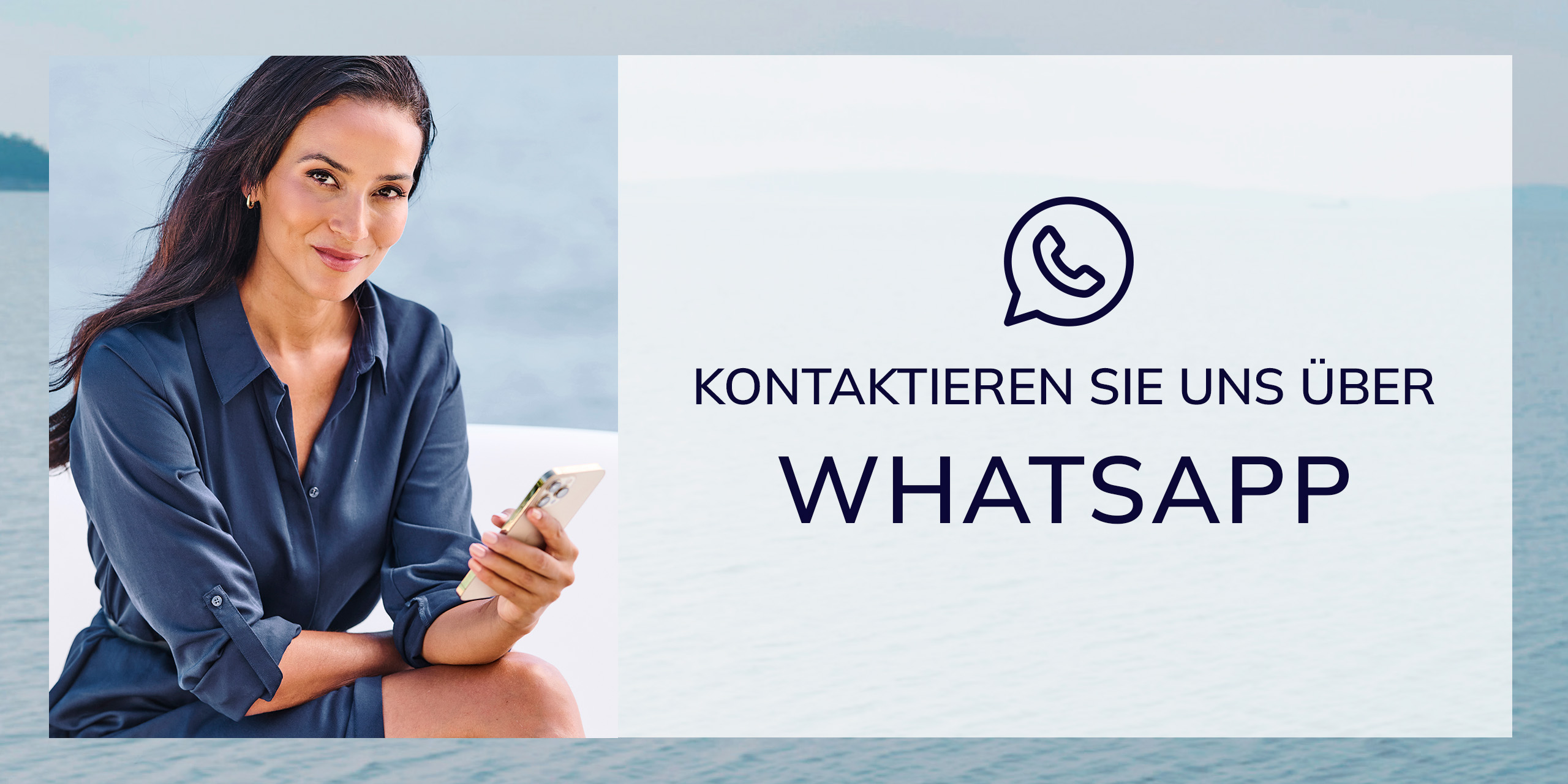 Zweigeteiltes Bild: linke Seite: Frau sitzt mit ihrem Handy auf der Couch, rechte Seite: Text: Kontaktieren Sie uns über WhatsApp