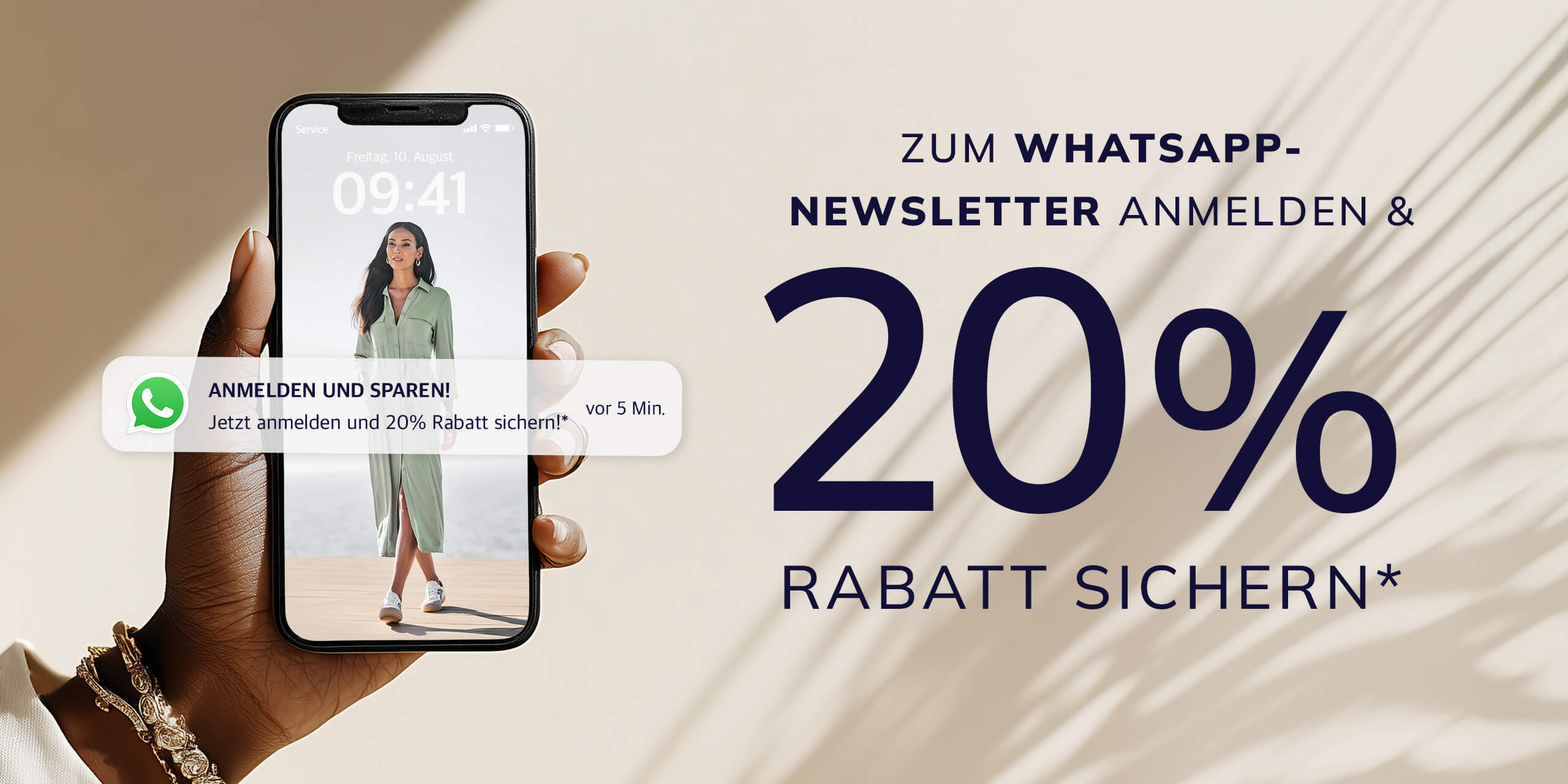 Eine Werbeanzeige mit dem Text 20 % RABATT SICHERN
Der Hintergrund ist beige mit Schatten, links hält eine Hand ein Smartphone mit einer Frau auf dem Display, daneben steht der Werbetext.