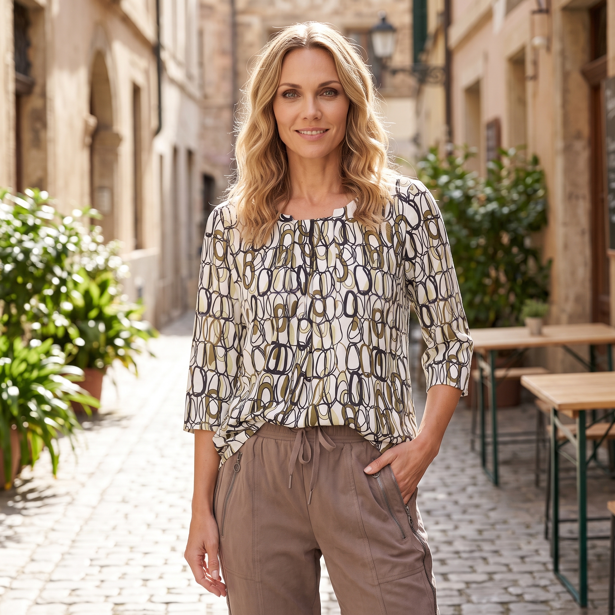 Weite beige Hose mit locker fallender Bluse in heller Farbwelt