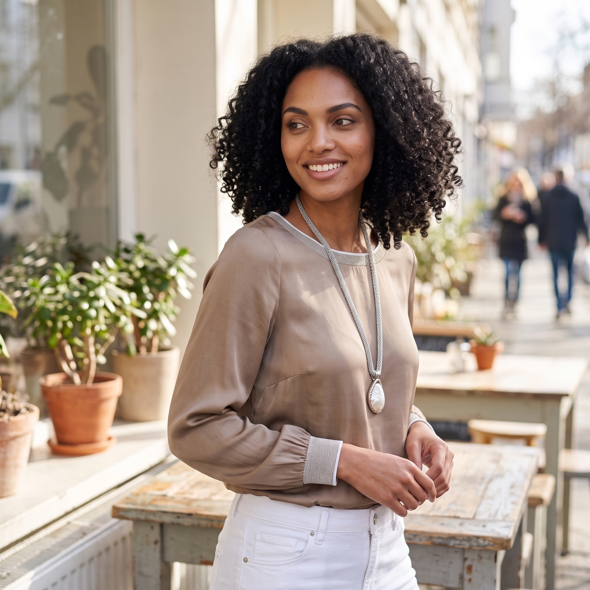 Braune Bluse mit elegantem Kelchkragen in einer stilvollen Nahaufnahme