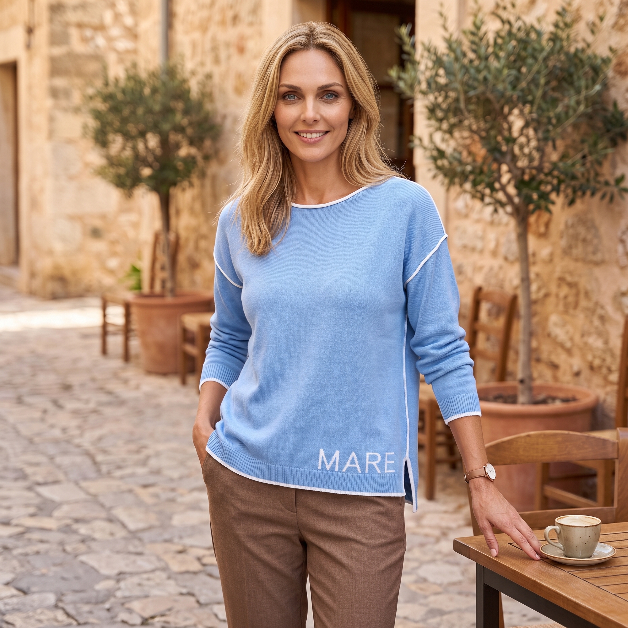 Lässiger Look mit brauner Hose und weichem Strickpullover
