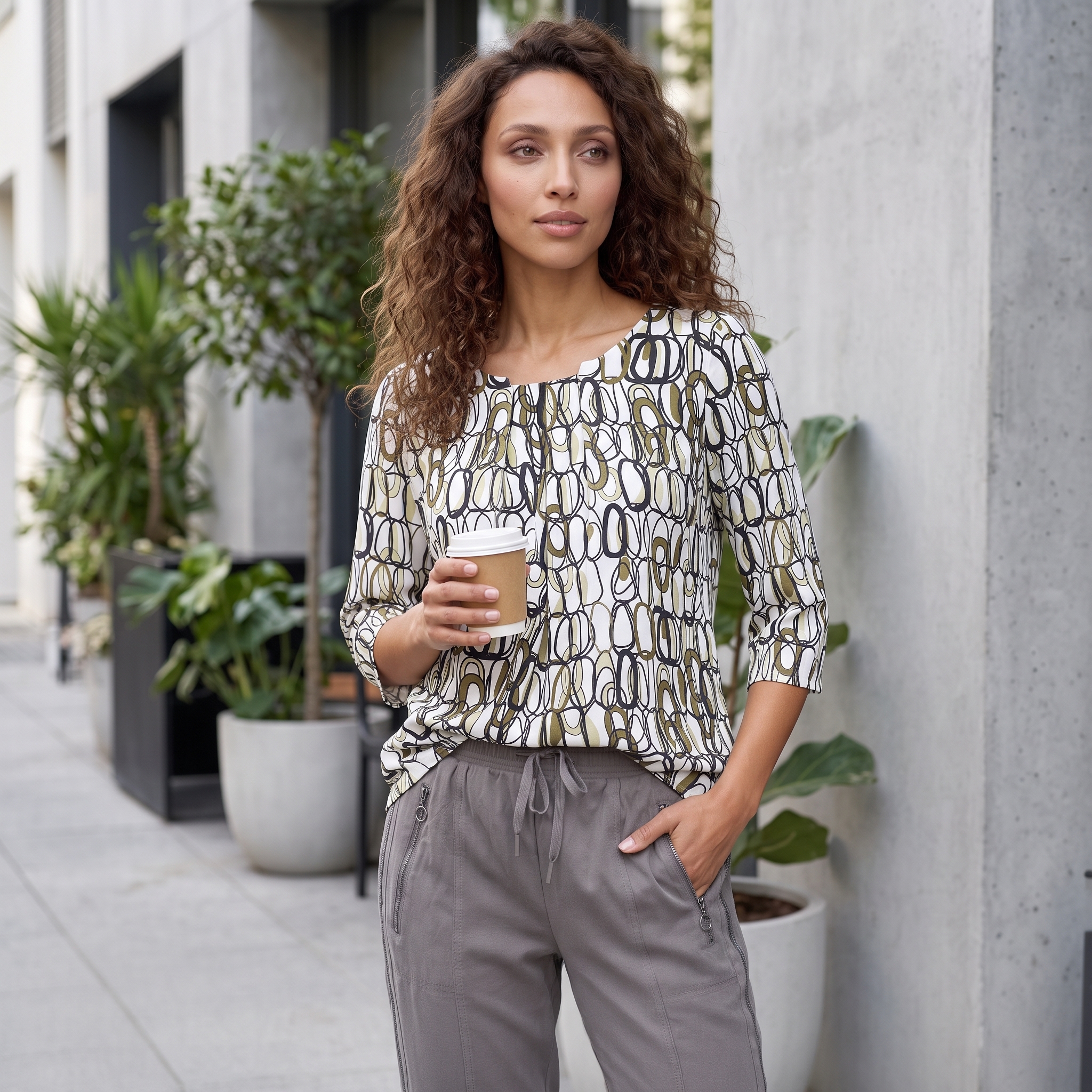 Eleganter Abendlook mit grauer Jeans und klassischem Blazer