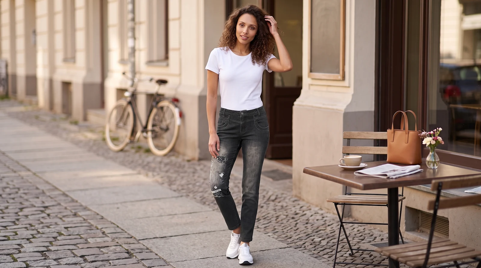 Femininer Alltagslook mit grauer Jeans, hellem Oberteil und eleganten Details Femininer Alltagslook mit grauer Jeans, hellem Oberteil und eleganten Details