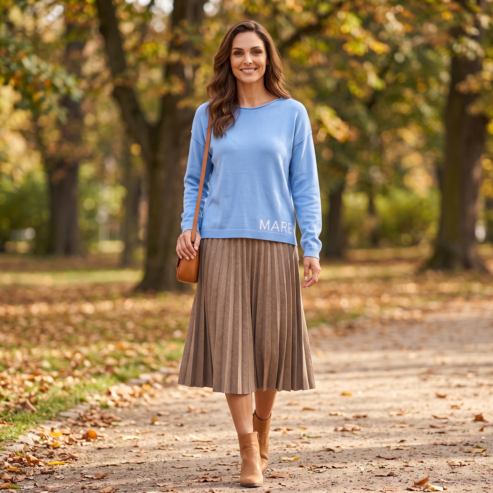 Heller Feinstrickpullover mit elegantem Rocklook in einer Altstadtgasse