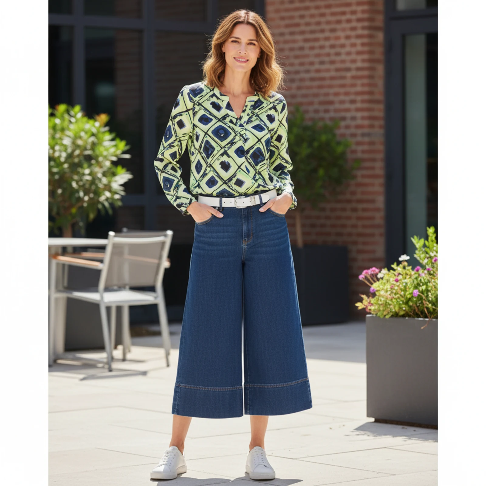 Leinentunika zur Culotte auf einer sonnigen Promenade am Meer Leinentunika zur Culotte auf einer sonnigen Promenade am Meer