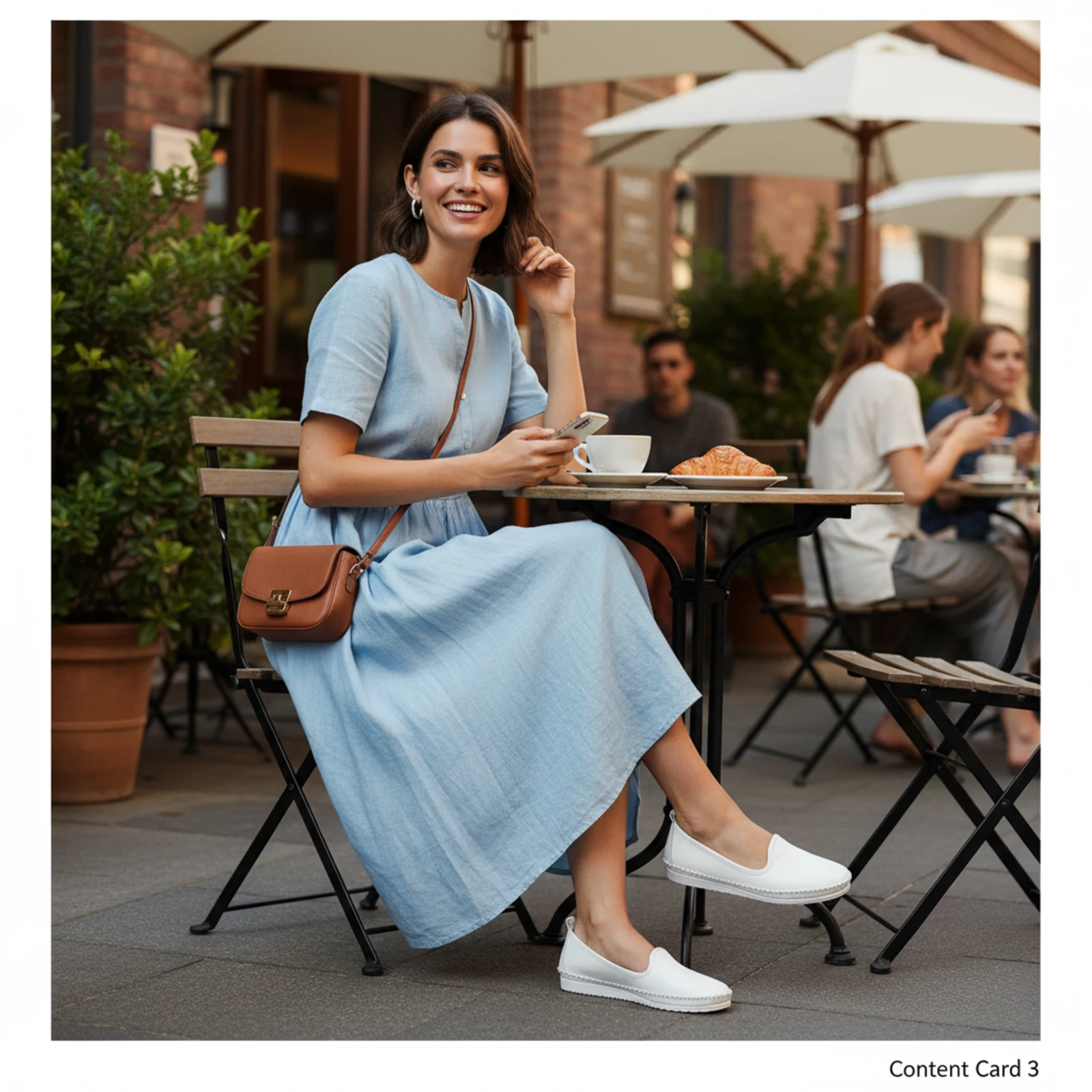 Elegante Loafer auf Café-Fliesen neben einem kleinen Bistrotisch Elegante Loafer auf Café-Fliesen neben einem kleinen Bistrotisch