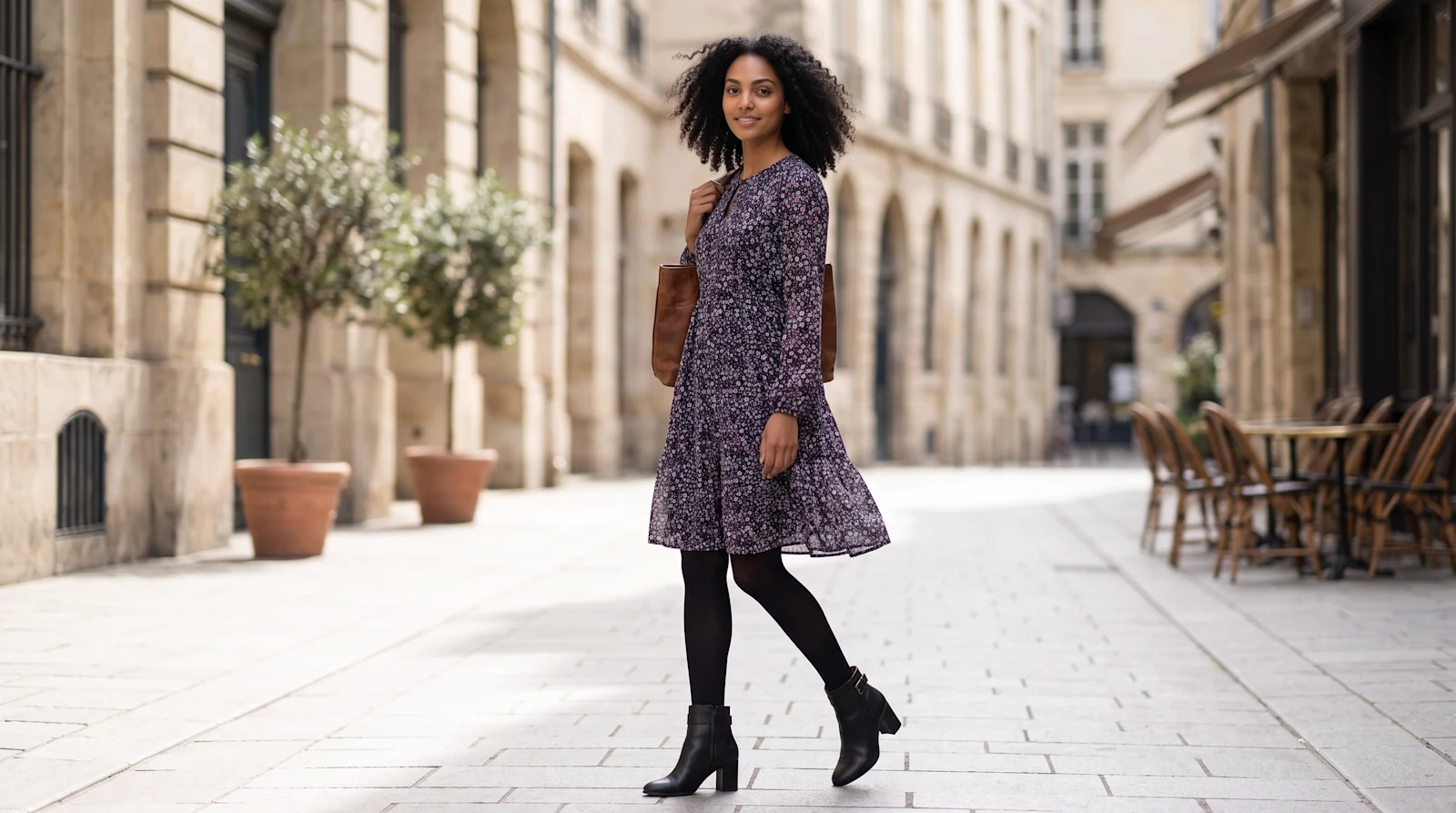 Stilvolles schwarzes Kleid in urbaner Umgebung, feminin und modern inszeniert Stilvolles schwarzes Kleid in urbaner Umgebung, feminin und modern inszeniert