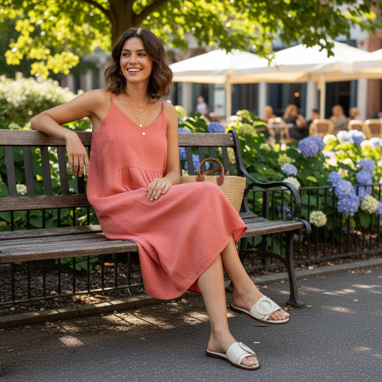 Flache elegante Sommerschuhe zu heller Culotte und leichter Strickjacke bei einem Spaziergang durch die Altstadt Flache elegante Sommerschuhe zu heller Culotte und leichter Strickjacke bei einem Spaziergang durch die Altstadt