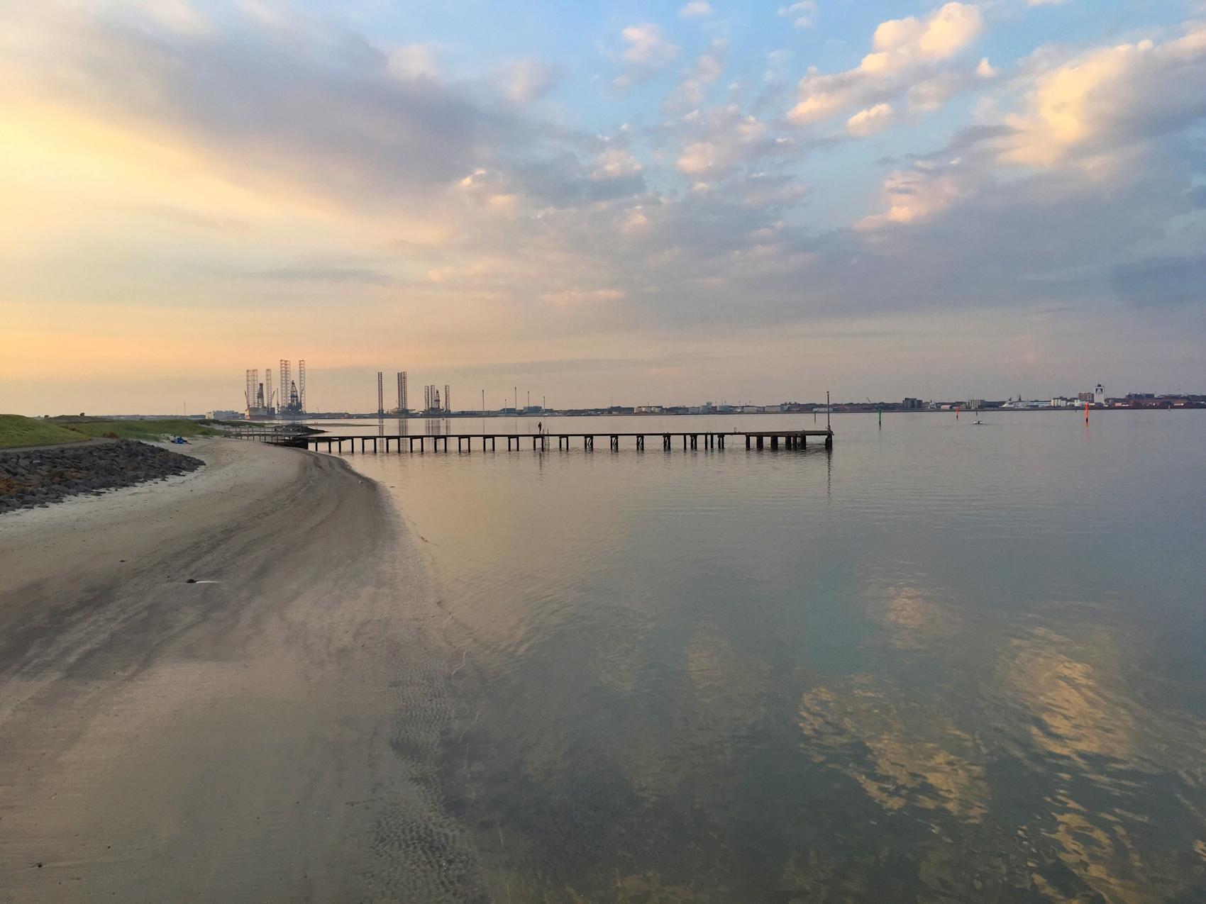 Strand på Fanø med utsikt til Esbjerg, Danmark - Foto: Getty Images