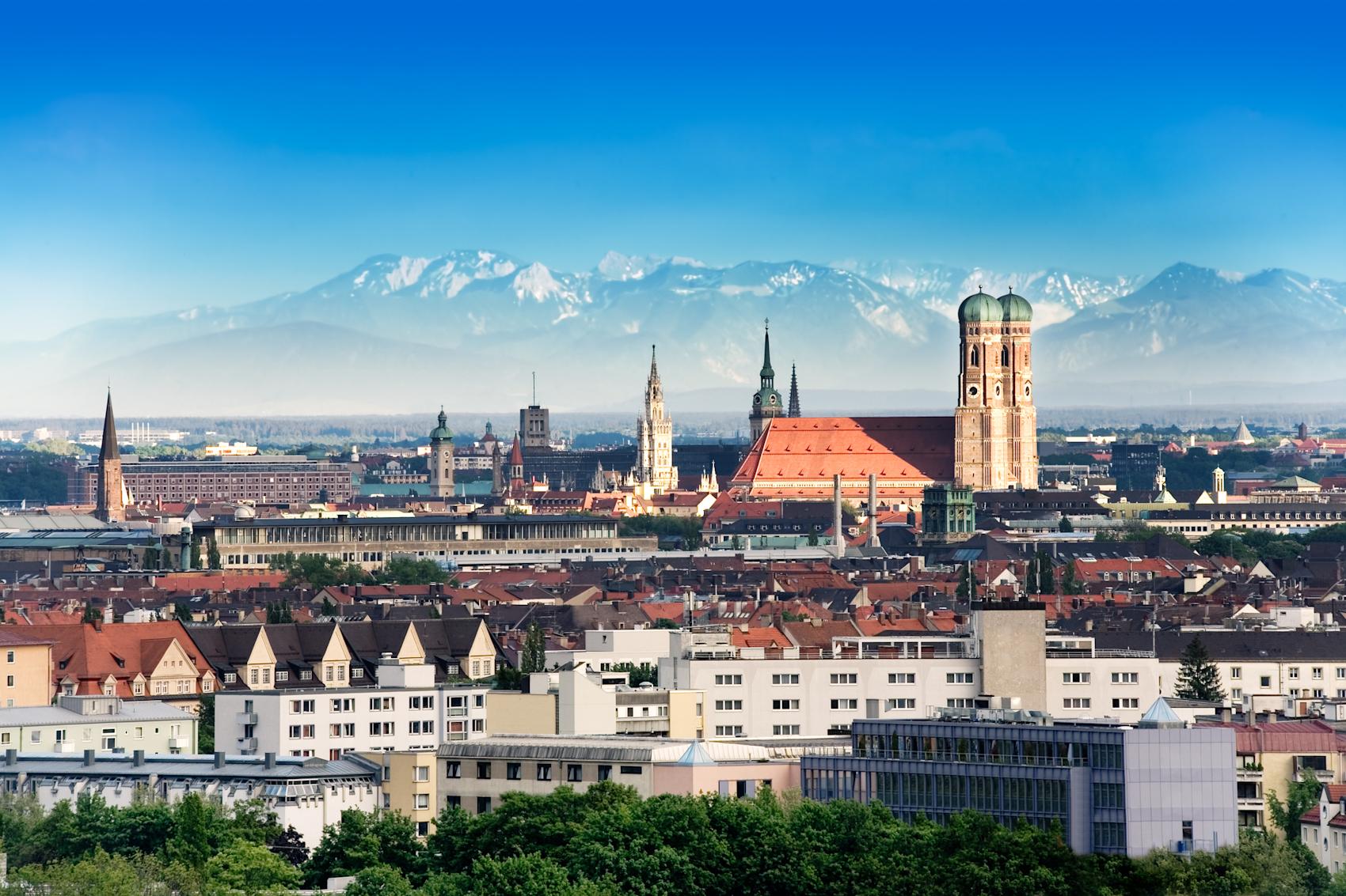 Utsikt over München med Alpene i bakgrunnen - Foto: Getty Images