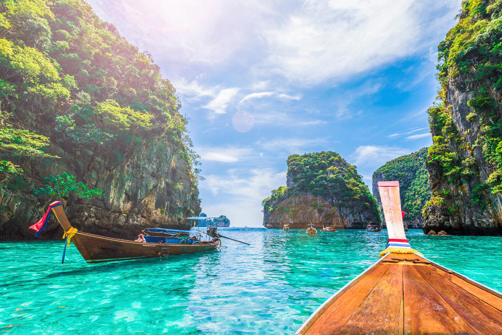 Phi-Phi øyene utenfor Krabi nås best med de sjarmerende longtail-båtene.