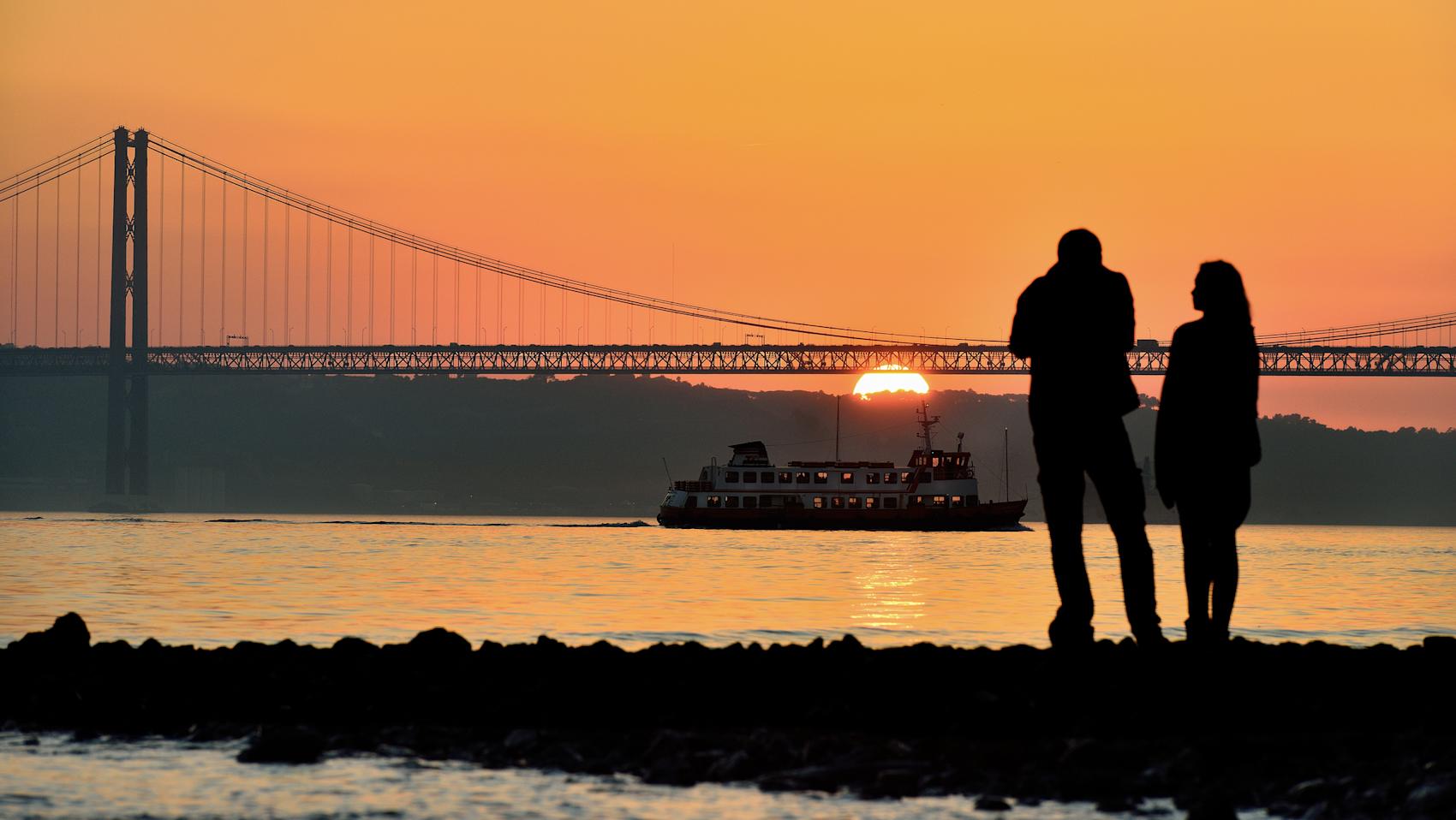 Solnedgang over elva Tagus, Lisboa -\nFoto: Getty Images