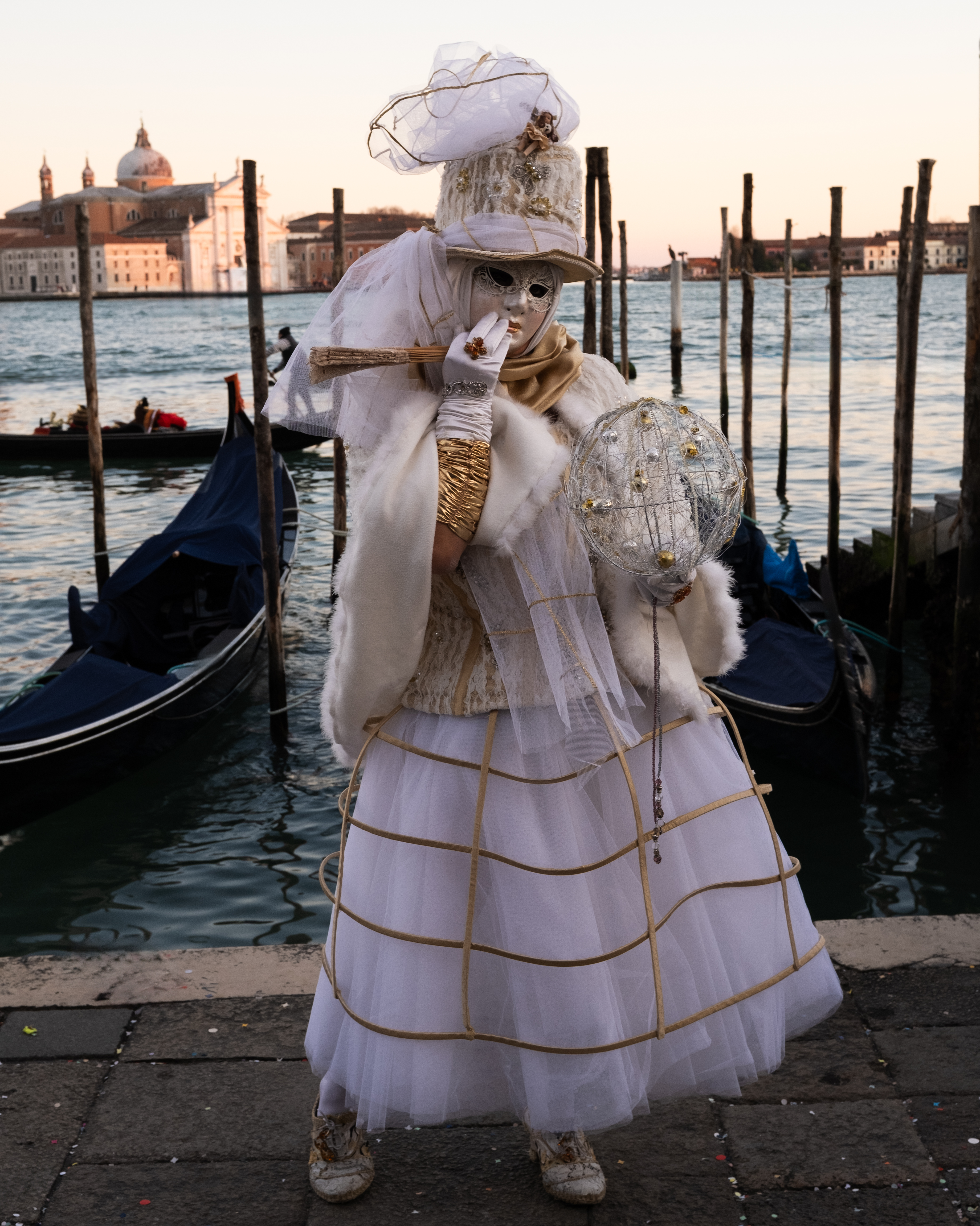  Ghostly Elegance in Lace & Pearls 