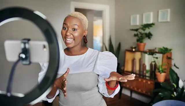 ZA - money management - product1 -Small-VF TogetherWeCan Woman Influencer Vlog Phone CMYK Image