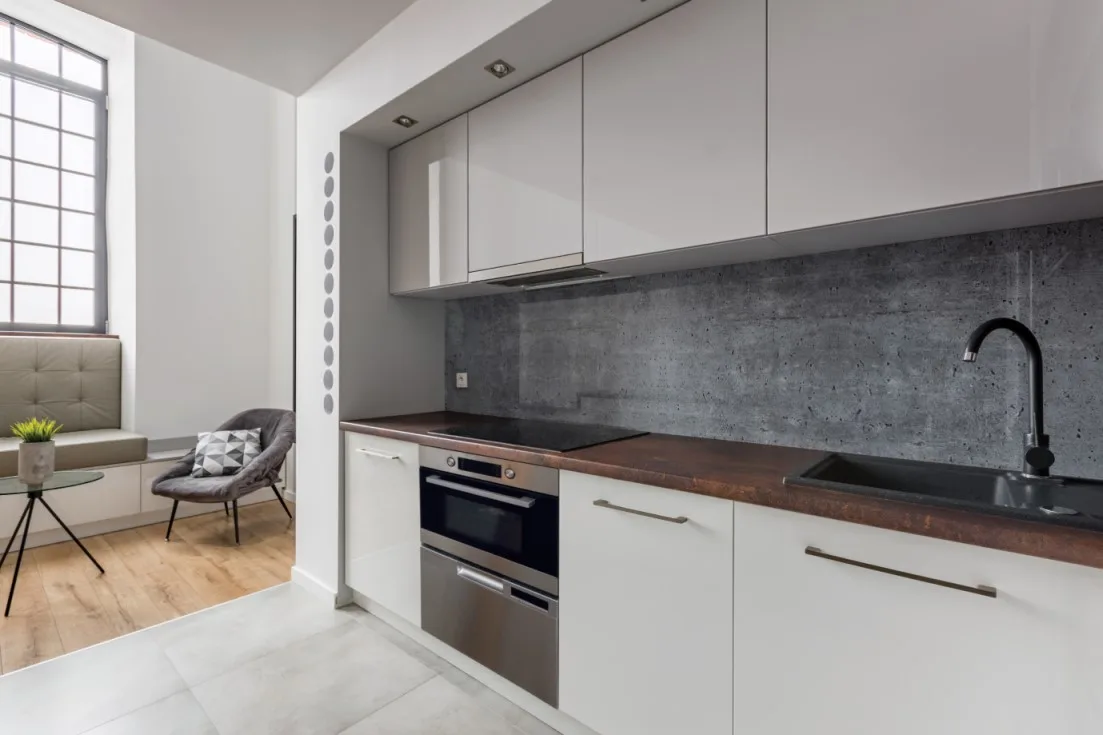 white-open-plan-kitchen-with-grey-splash-back