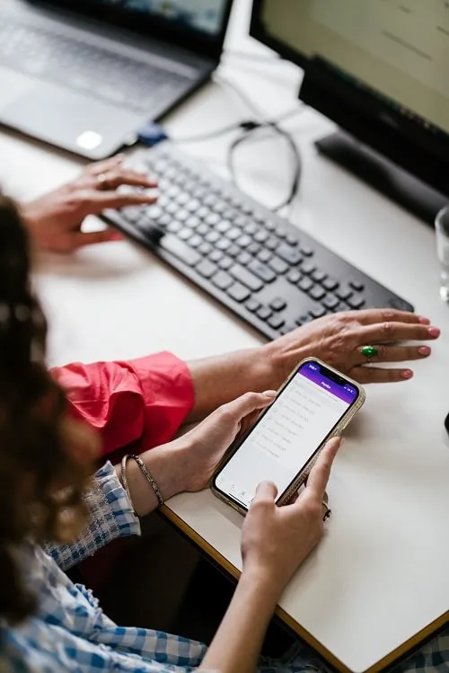 OiOi owners looking at MYOB invoice screen