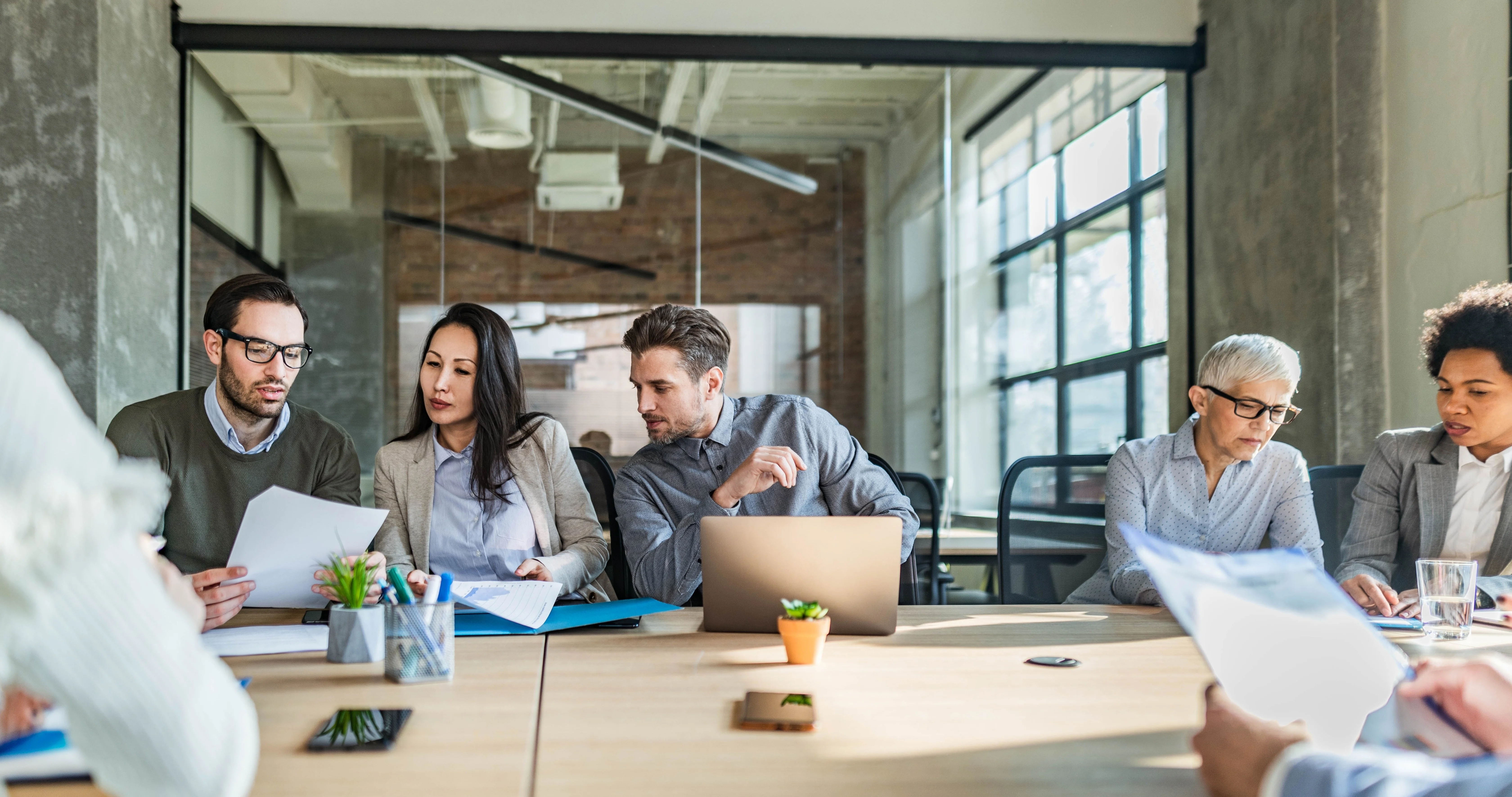 Coworkers collaborating in meeting room.