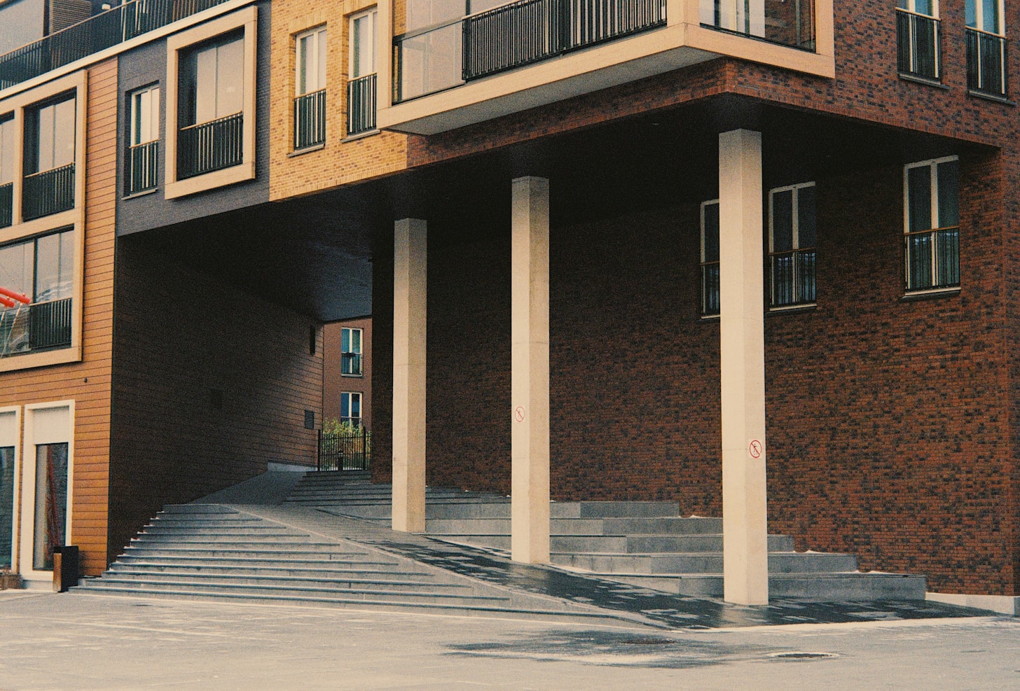 photo-1669151972688-ad24abbbbb47