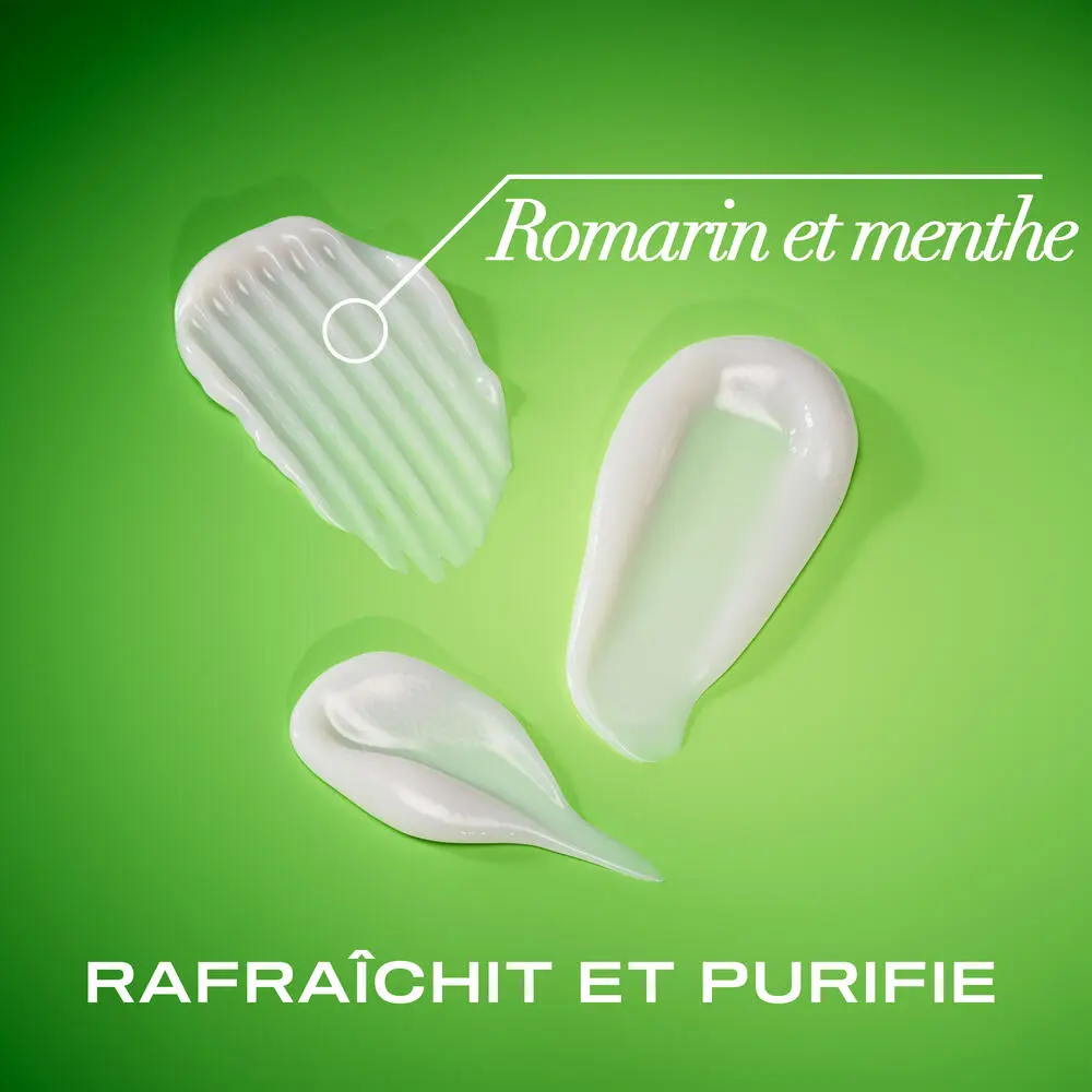 Traînées de revitalisant extra fort romarin et menthe OGX® sur un fond vert