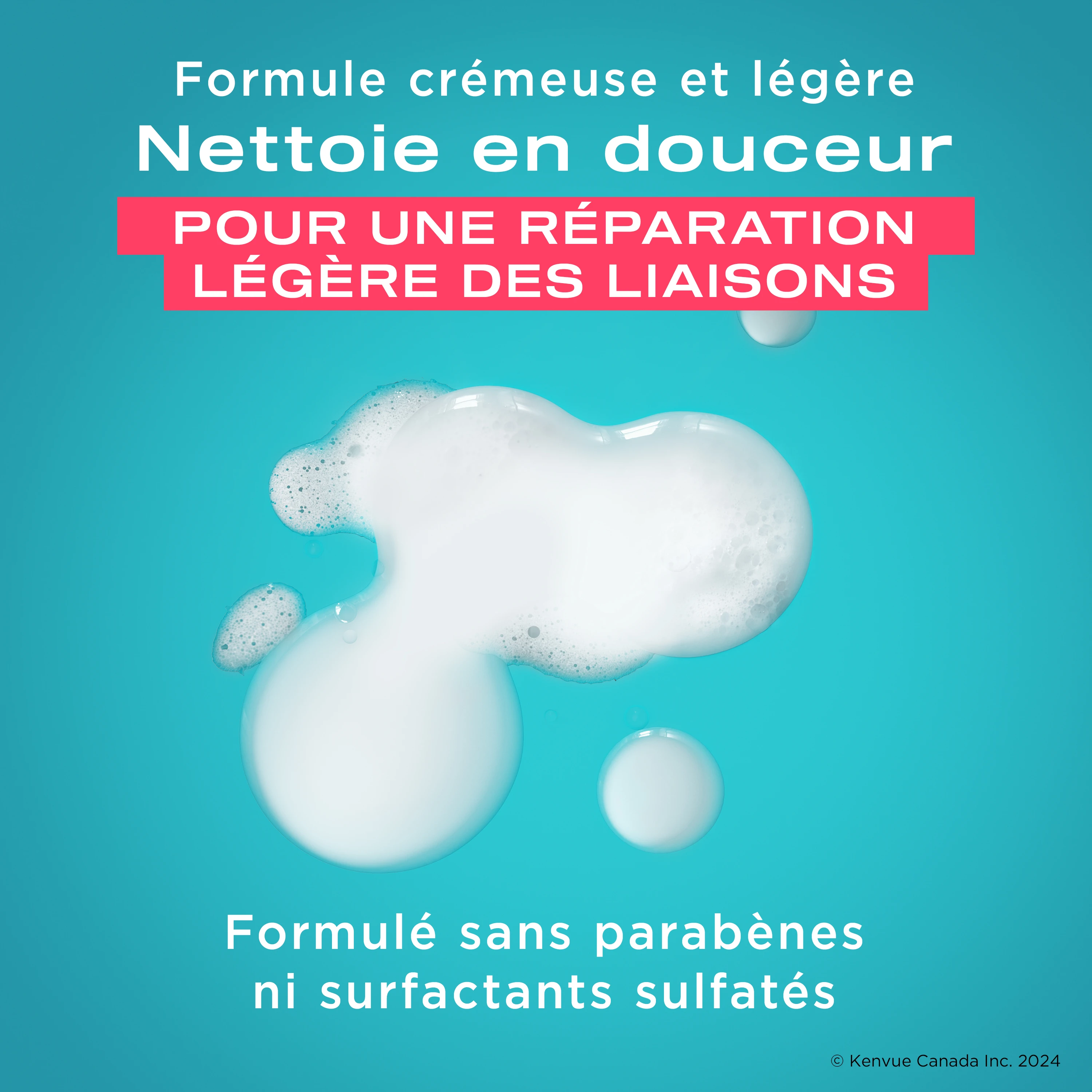 Traînée de shampooing Soin protéiné réparateur OGX® sur un fond bleu