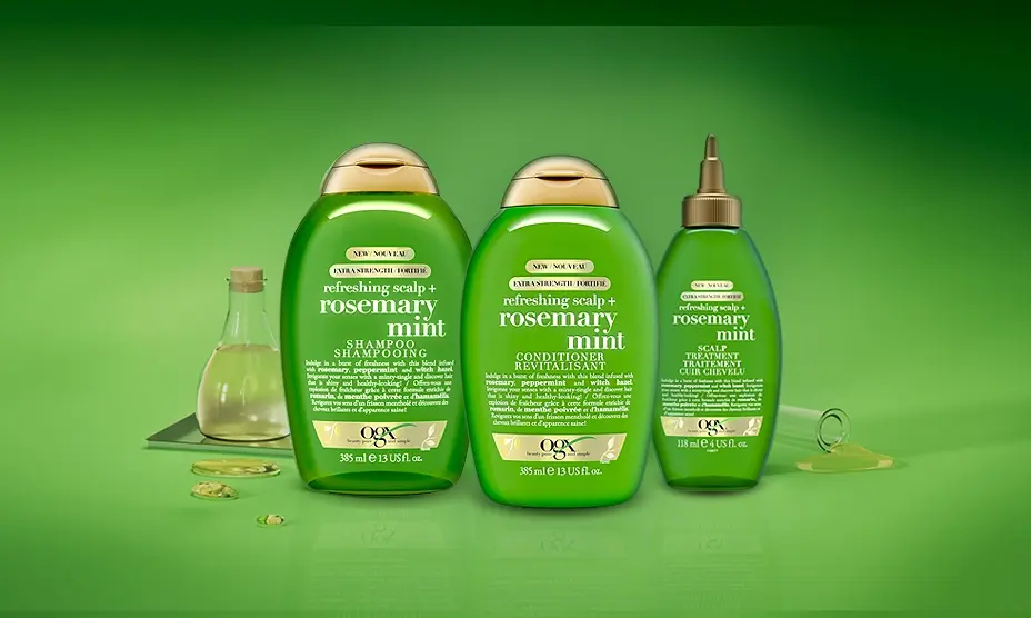 Une bannière affichant trois produits Rosemary Mint de la gamme de soins capillaires d'OGX®  avec une bouteille d'huile de menthe poivrée