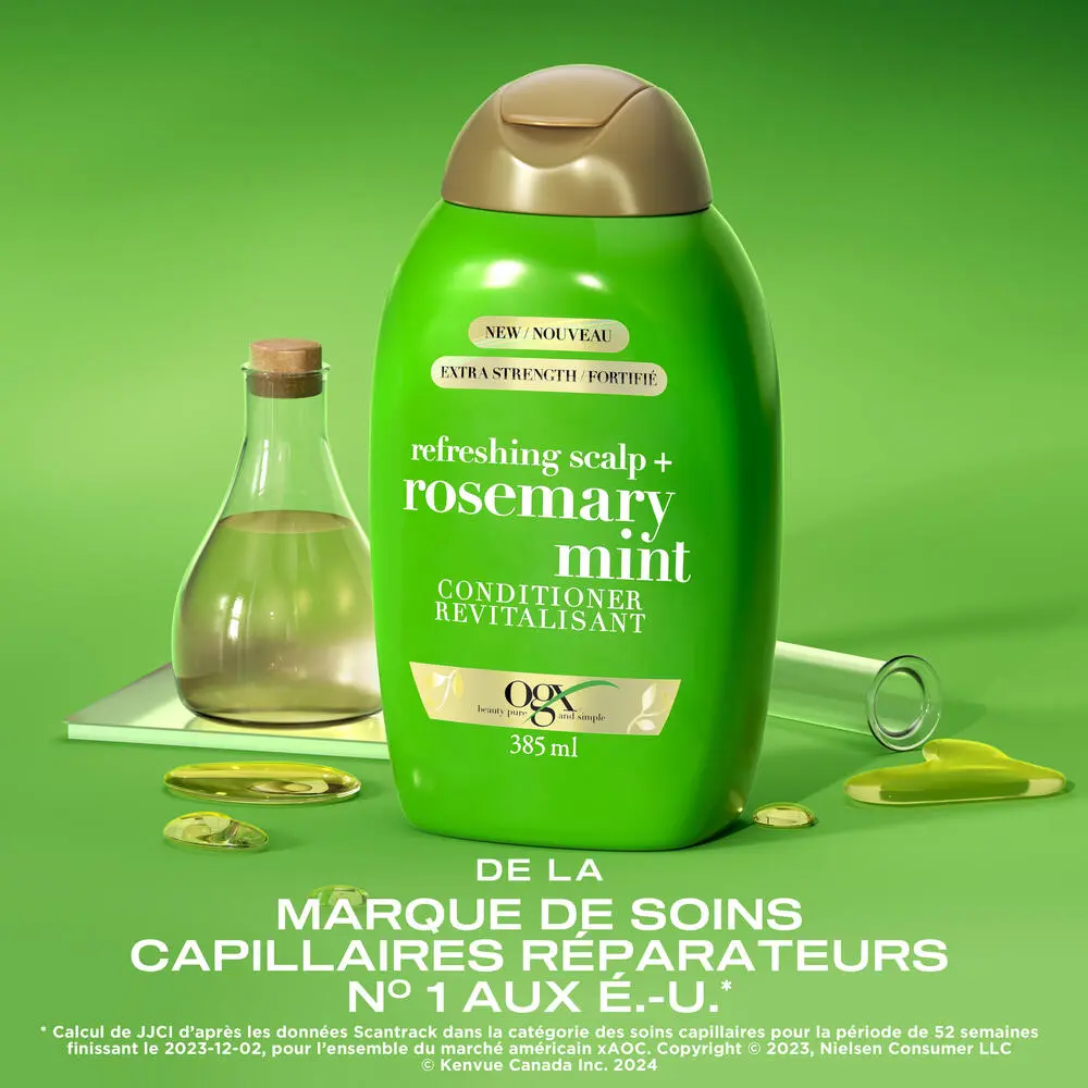 Vue avant du revitalisant extra fort romarin et menthe OGX® de 385 mL avec une éprouvette et une bouteille