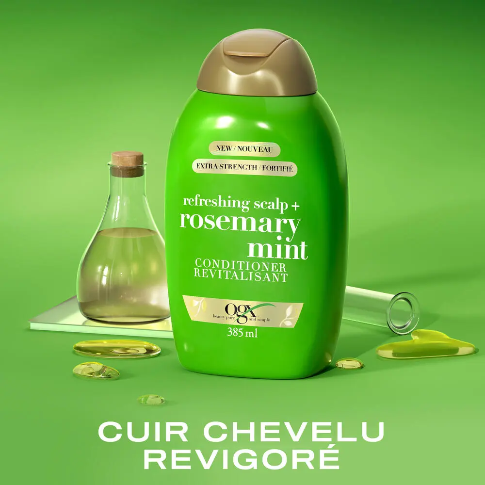 Vue avant du revitalisant extra fort romarin et menthe OGX® de 385 mL avec une éprouvette et une bouteille