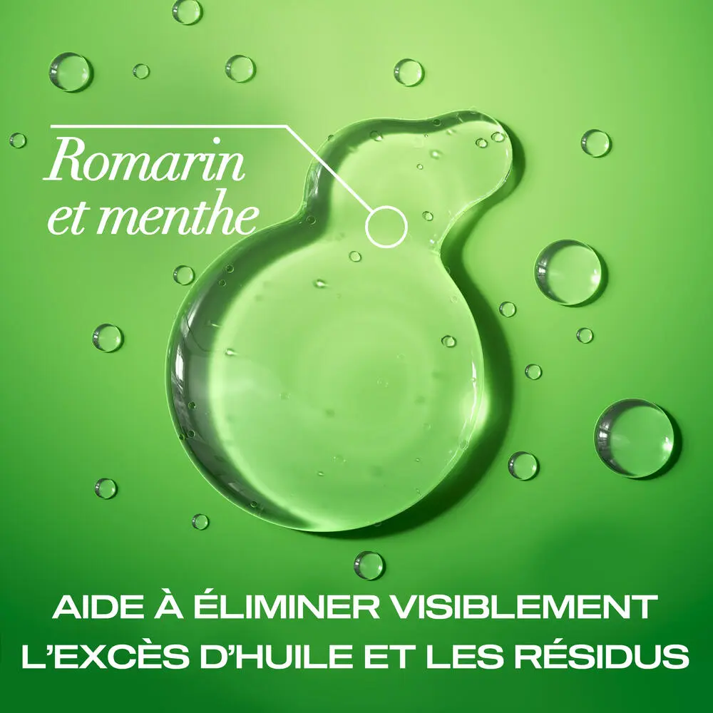 Traînée de shampooing extra fort romarin et menthe OGX® sur un fond vert
