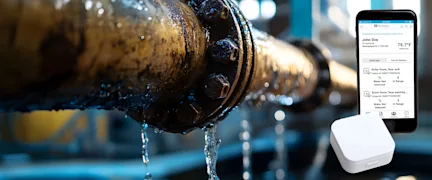 Leaking pipe with the PHLYSENSE device and app on the right-hand side.