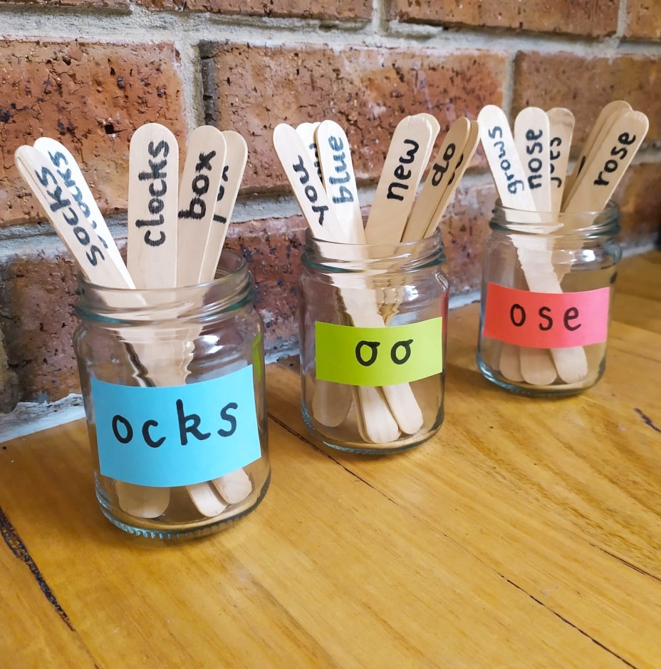 A fun reading lesson for foundation students that develops phonological awareness through finding rhyming words in a book. Here we’ve chosen some of the main sounds from the book. Students write the rhyming words onto popsicle sticks and organise them into rhyme jars.
