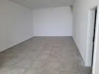 Shitet Lokali 75.6 m² në Veternik, me pamje të bukur drejt Prishtinës. Lokali është i përshtatshëm për veprimtari të ndryshme afariste. - Thumbnail 3