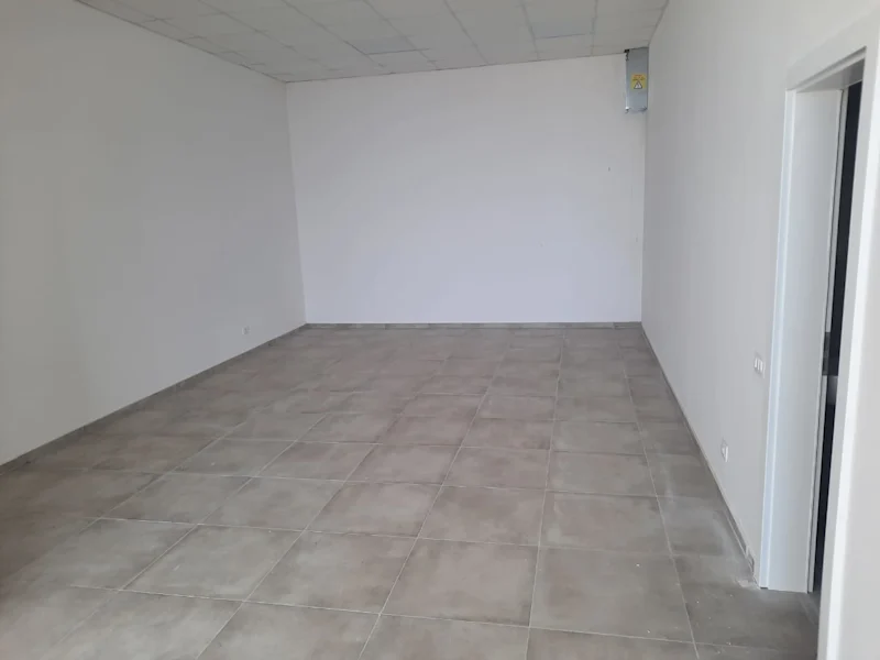 Commercial space of 75.6 m² for sale in Veternik, featuring a beautiful view of Prishtina. The space is suitable for various business activities. - Image 3