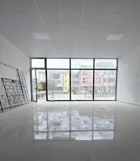 Shitet lokali 100.94 m² në Skenderaj, në një lokacion shumë të favorshëm, pranë shkollës fillore "Shaban Jashari". - Thumbnail 1