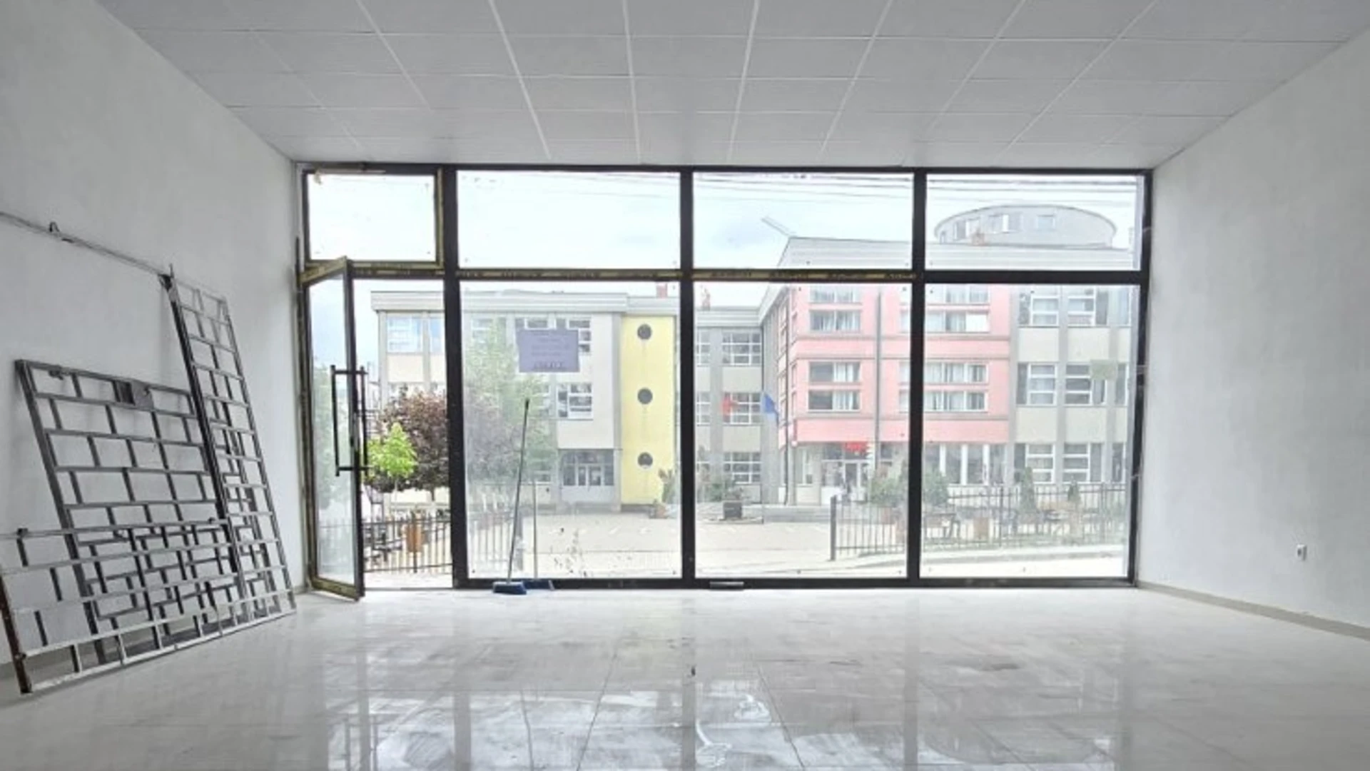 Shitet lokali 100.94 m² në Skenderaj, në një lokacion shumë të favorshëm, pranë shkollës fillore "Shaban Jashari". - Image 1