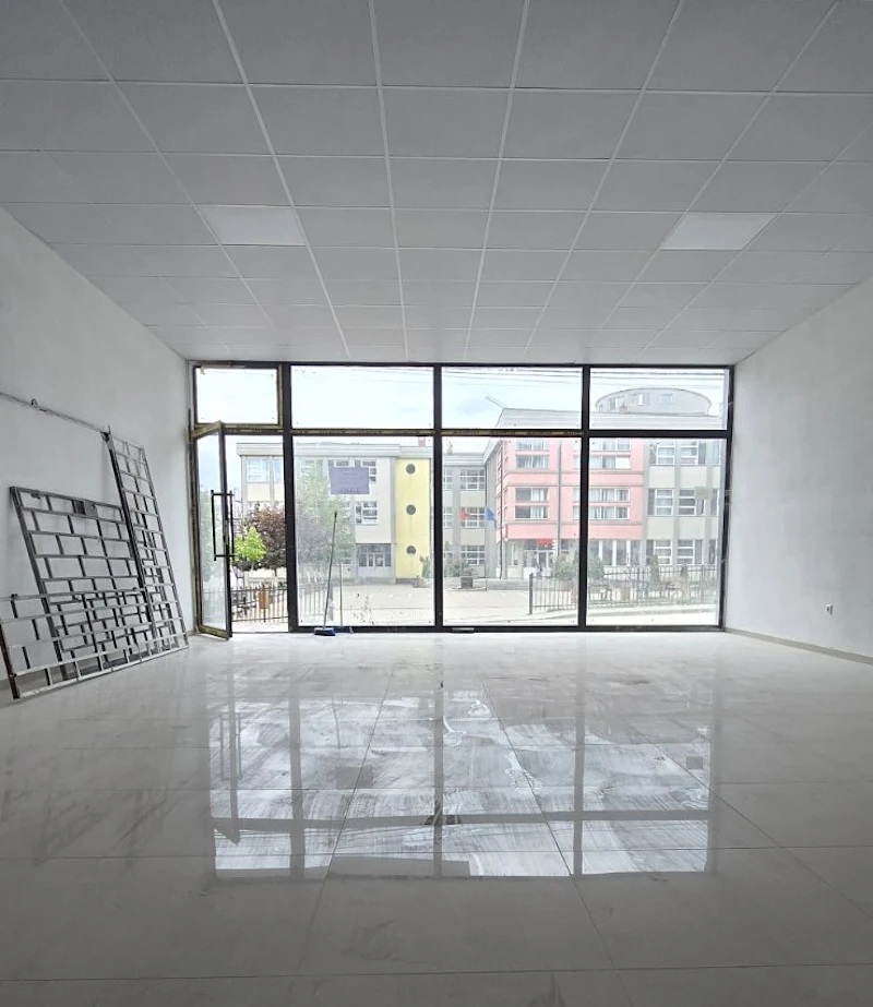 Shitet lokali 100.94 m² në Skenderaj, në një lokacion shumë të favorshëm, pranë shkollës fillore "Shaban Jashari". - Image 1