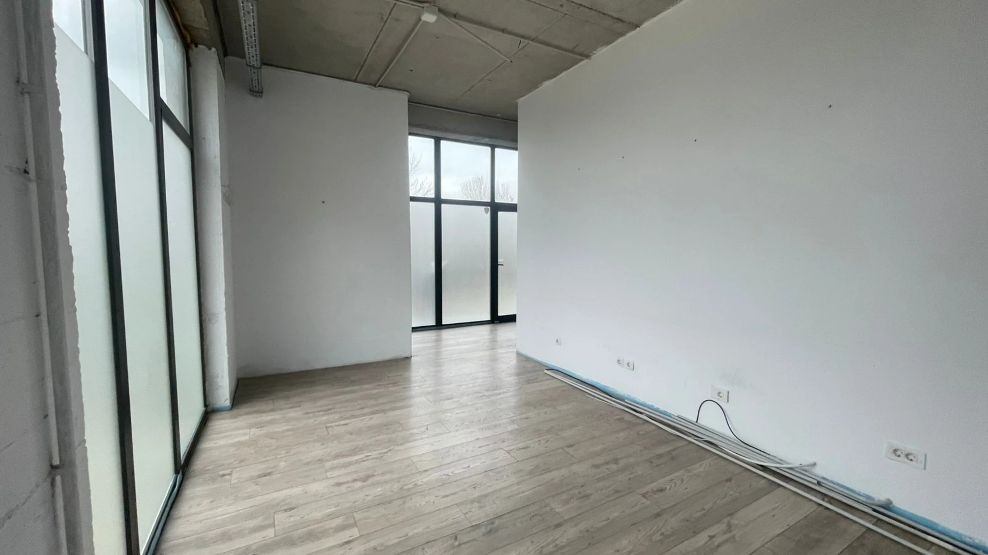 Ofrohet me qira lokal afarist prej 130 m² në Veternik, afër Hotel International Prishtina, në katin e parë. - Image 1