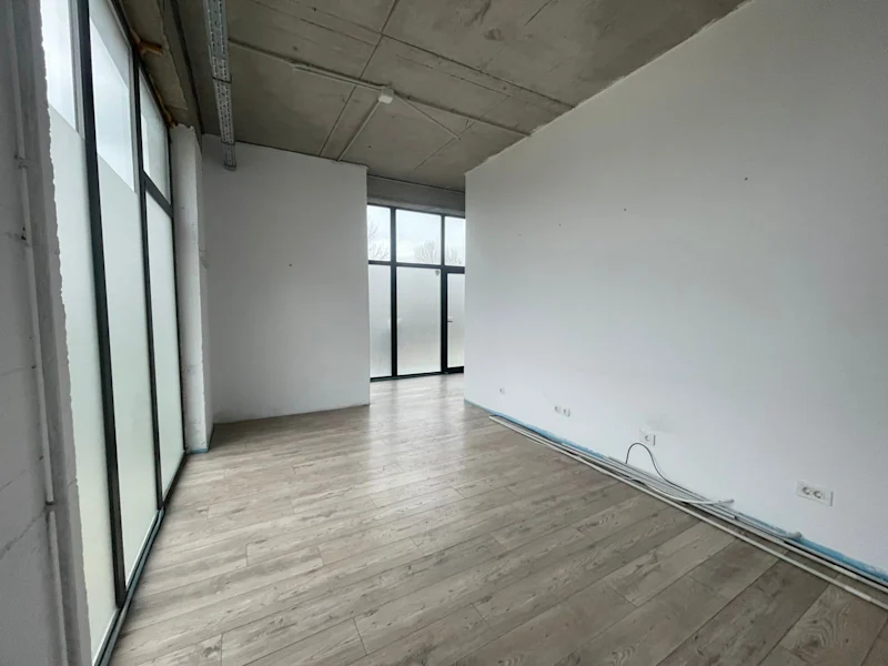 Ofrohet me qira lokal afarist prej 130 m² në Veternik, afër Hotel International Prishtina, në katin e parë. - Image 1