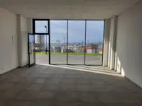 Shitet Lokali 75.6 m² në Veternik, me pamje të bukur drejt Prishtinës. Lokali është i përshtatshëm për veprimtari të ndryshme afariste. - Thumbnail 1