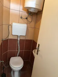 Floor for Students for Rent – 97 m² | Female Students Only, Near Model School 10, Prishtina - Thumbnail 10