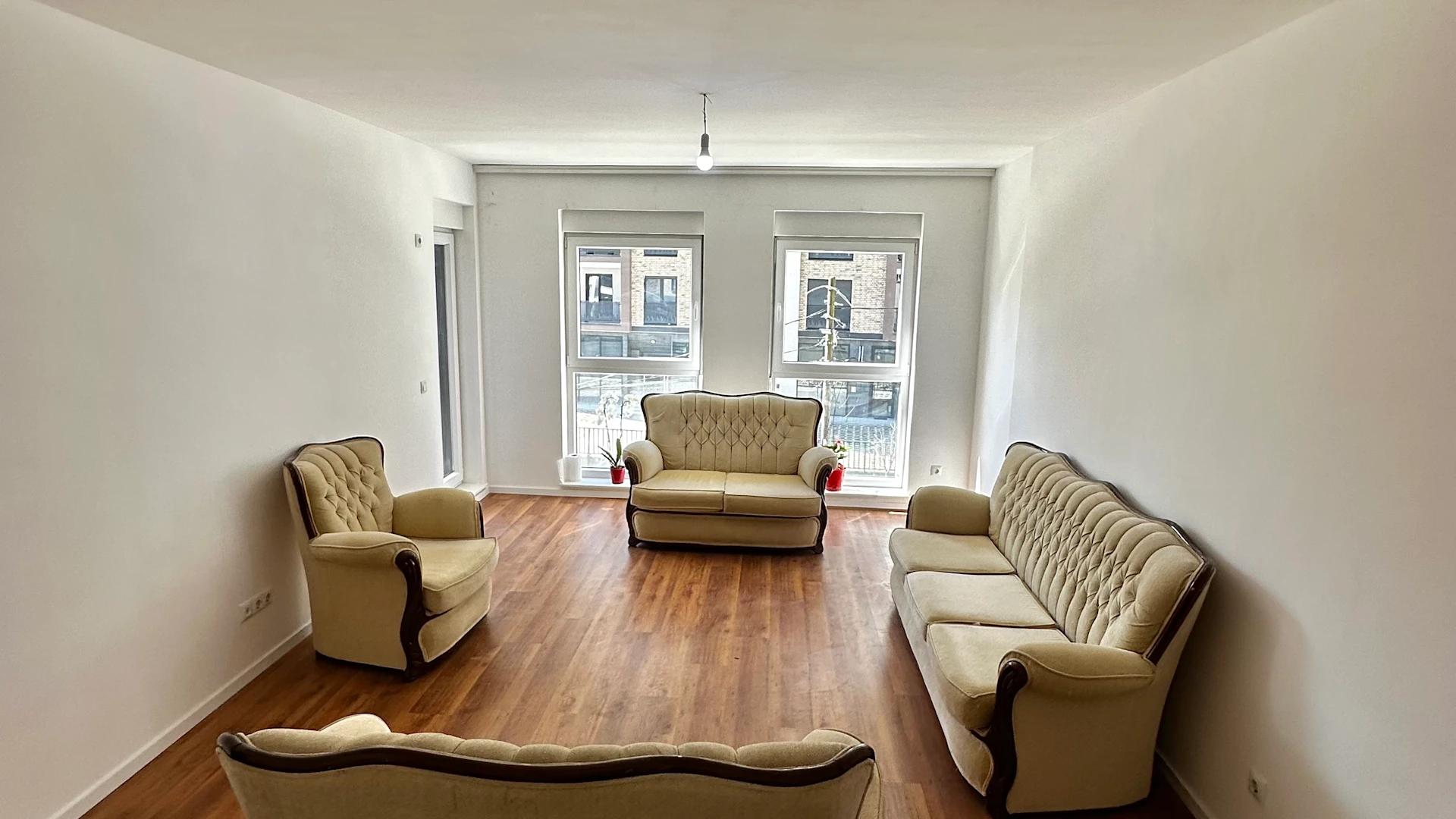 Zyre me QIRA - 68 m²| në Rrugën B - Image 1