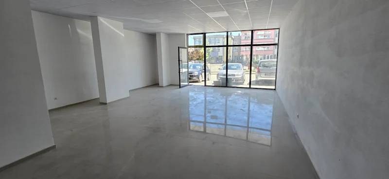 Shitet lokali 98.8 m² në Skenderaj, në një lokacion shumë të favorshëm, pranë shkollës fillore "Shaban Jashari". - Image 3
